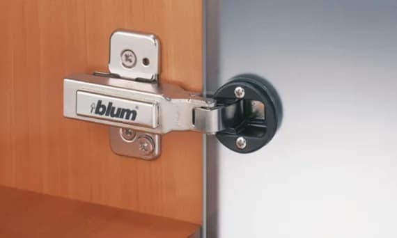 Jakie zawiasy do szafek kuchennych: wybierz najlepsze rozwiązania dla swojego wnętrza