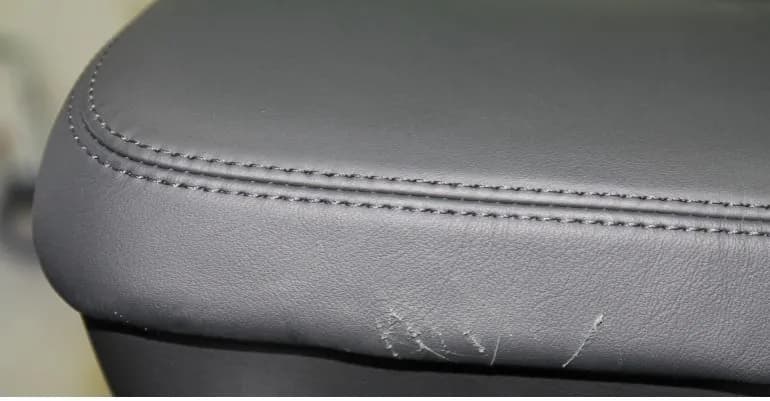 Jak usunąć zadrapania na skórzanej kanapie? Sprawdzone sposoby na naprawę