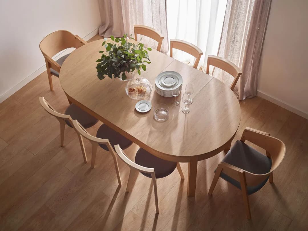 Ile cm na osobę przy stole? Sprawdź, by uniknąć dyskomfortu