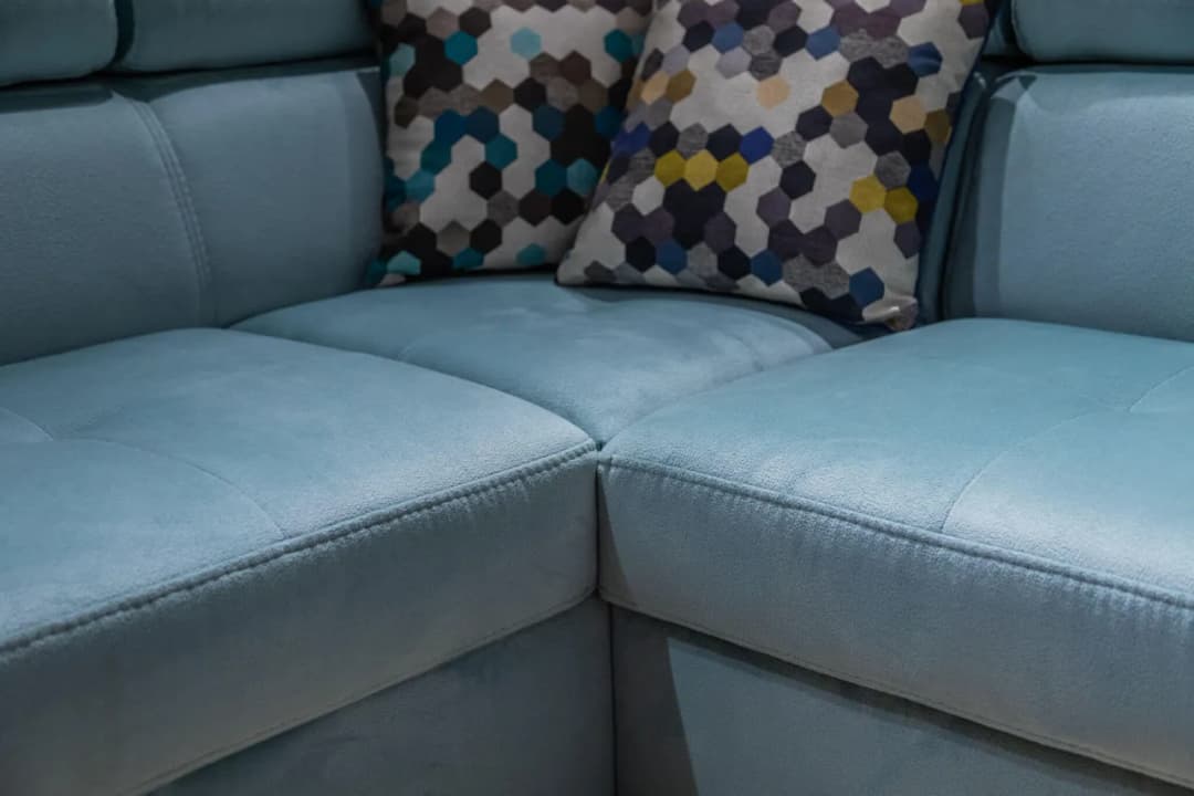 Miętowa kanapa jakie dodatki - stwórz harmonijne wnętrze z klasą