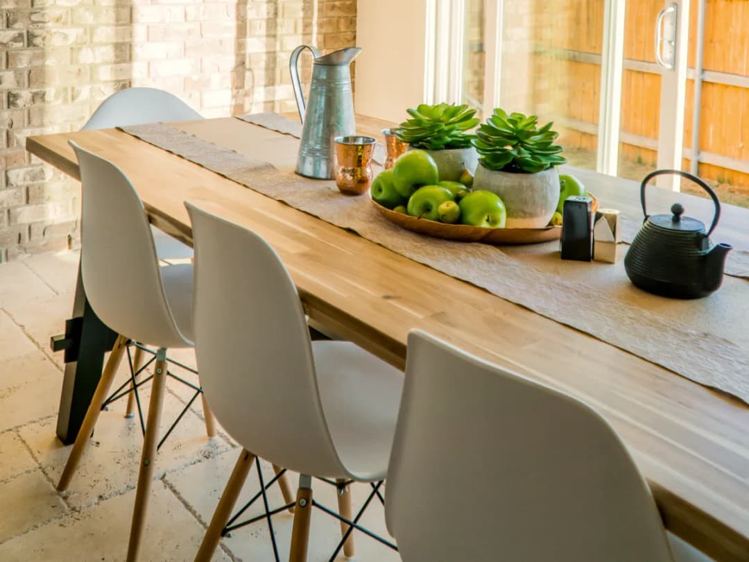 Ile miejsca na krzesło? Odkryj, jak zapewnić komfort przy stole