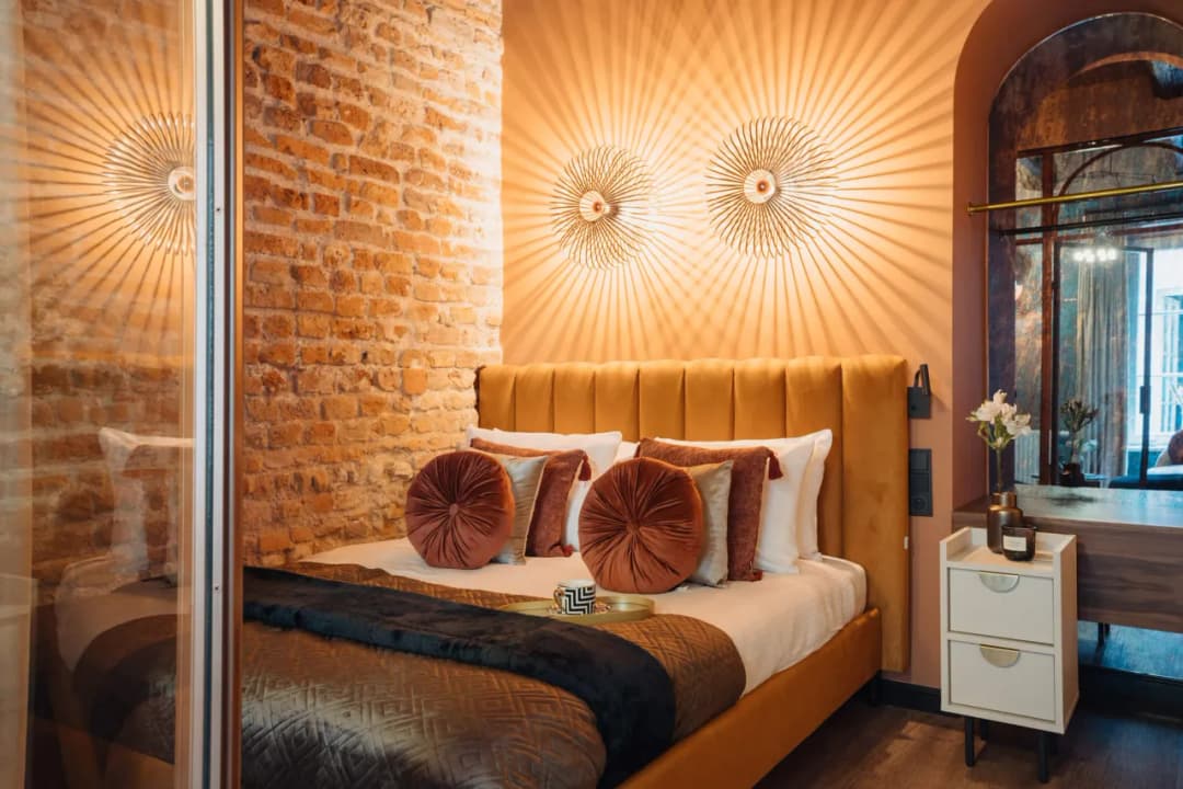 Pomarańczowa kanapa jaki kolor ścian - idealne połączenia kolorystyczne