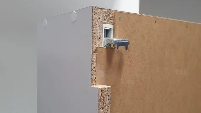 Jak powiesić szafki kuchenne na regipsie bez ryzyka uszkodzeń