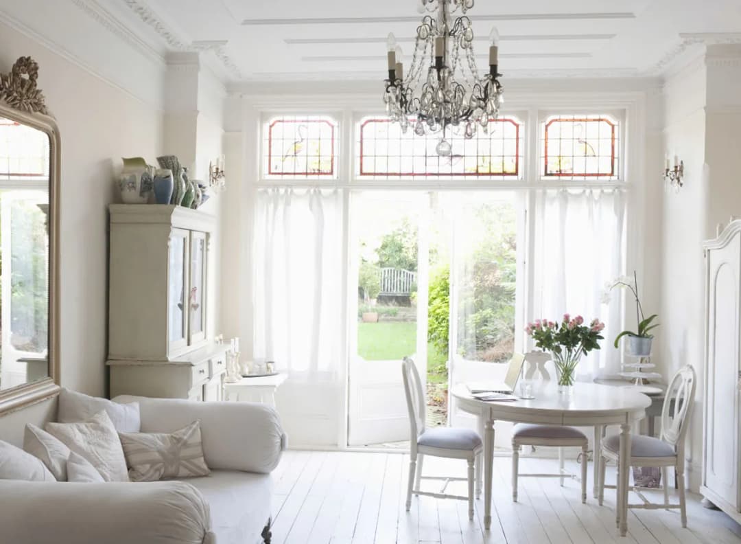 Jak ustawić meble w salonie z jadalnią, by zyskać więcej przestrzeni