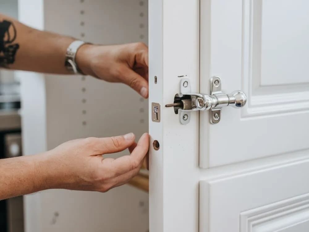 Jak ustawić drzwiczki w szafce, aby uniknąć problemów z ich działaniem