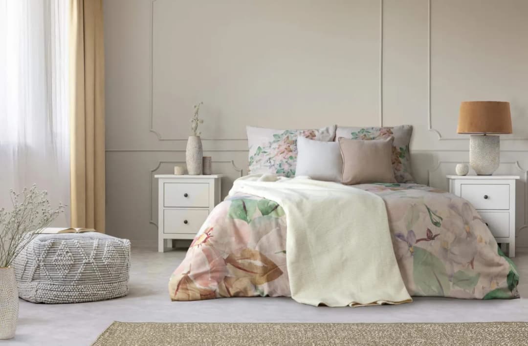 Co postawić na szafce nocnej, aby stworzyć przytulną sypialnię?