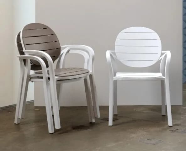 Jak wykorzystać stare plastikowe krzesła? 10 kreatywnych pomysłów na renowację