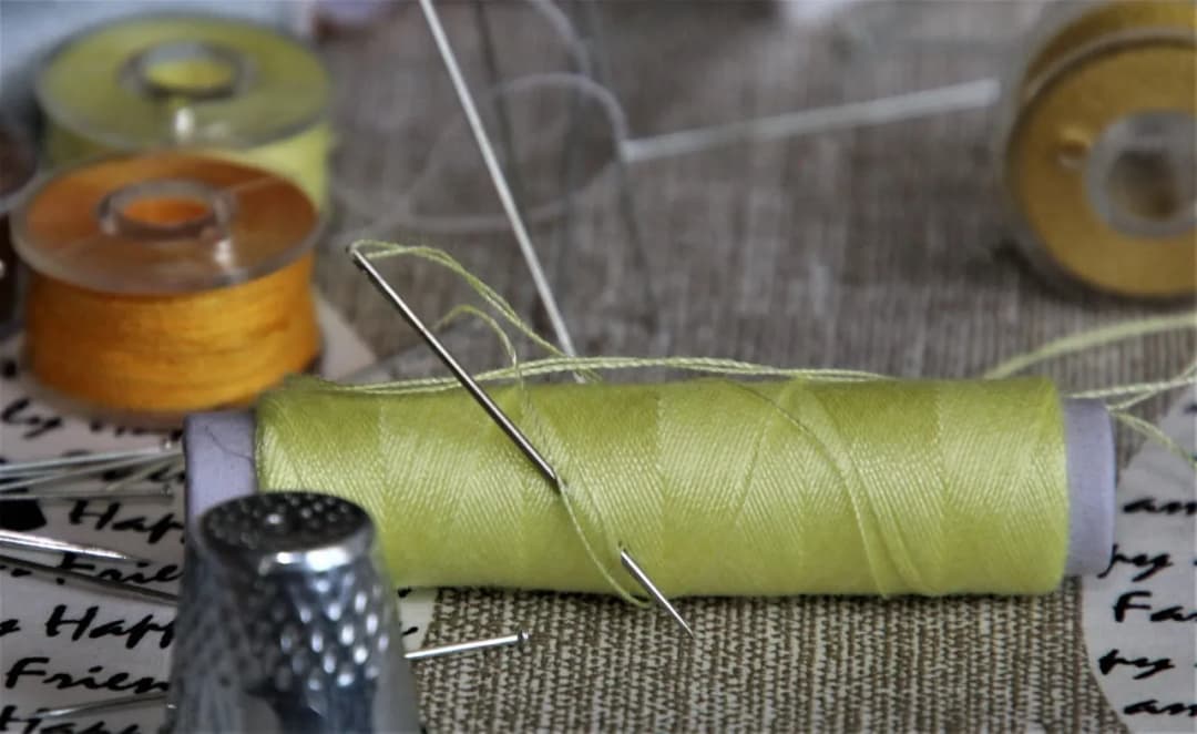 Jak uszyć poduszkę na krzesło - proste kroki, które ułatwią szycie