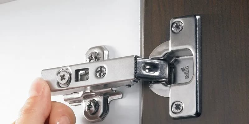 Jak wyregulować fronty szafek, aby uniknąć krzywych drzwi