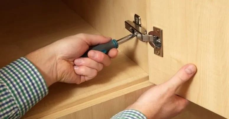 Jak naprawić wyrwany zawias w szafce - proste metody naprawy