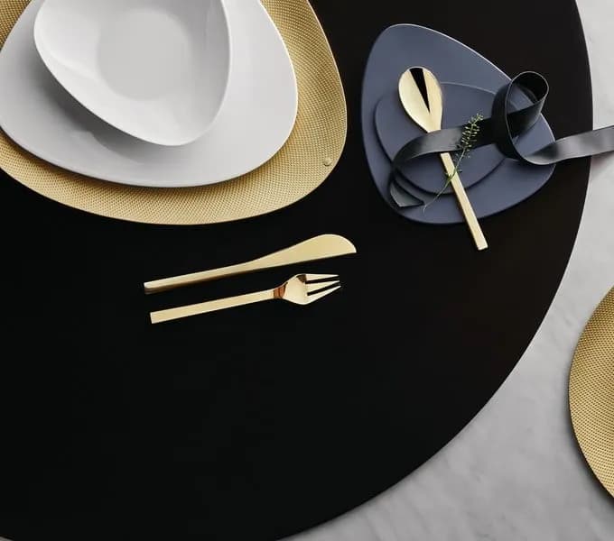 Jak ułożyć talerze na stole, aby zachwycić gości i uniknąć błędów