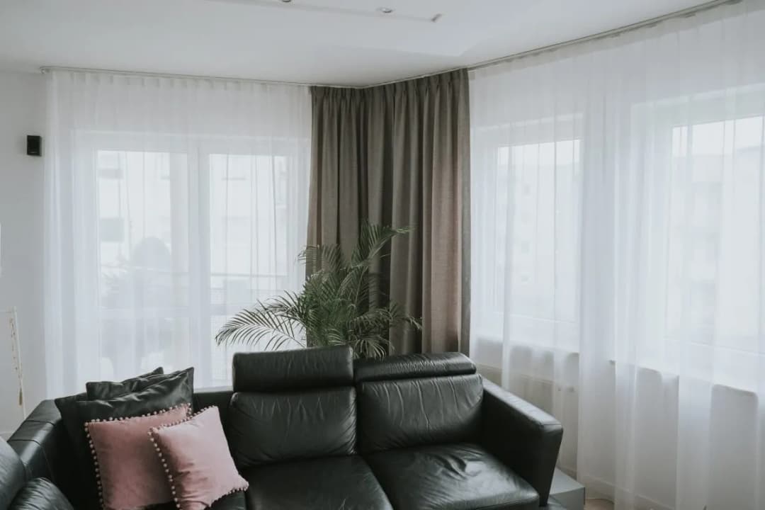 Jakie zasłony do czarnej kanapy? Odkryj idealne połączenia kolorów