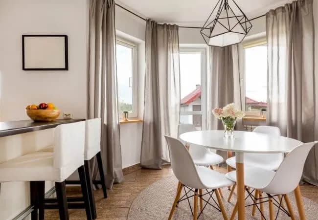 Pomysły na to, co położyć na okrągły stół, by zachwycić gości