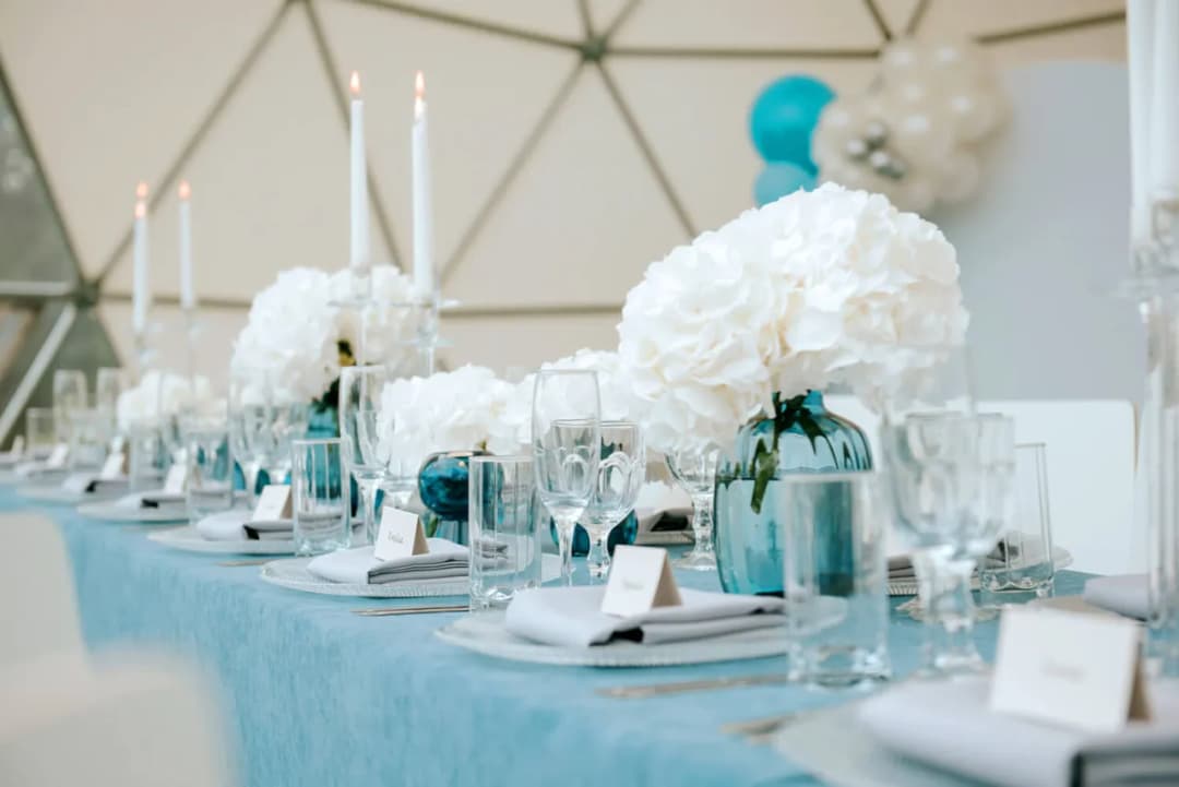 Jak udekorować stół na chrzciny - eleganckie pomysły, które zachwycą