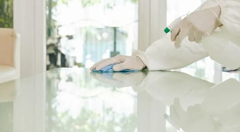 Czym myć białe meble, aby ich nie uszkodzić i zachować blask?