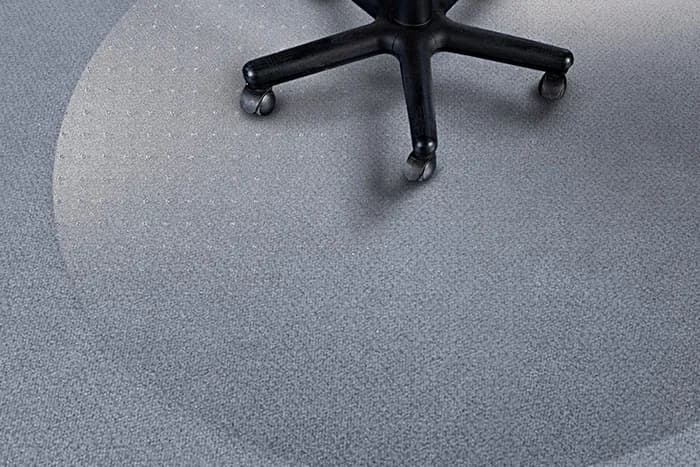 Jak prawidłowo położyć matę pod krzesło, aby uniknąć uszkodzeń podłogi