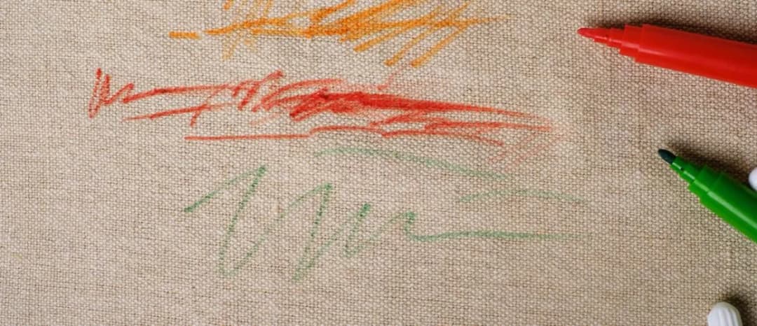 Skuteczne sposoby na zmycie długopisu z kanapy bez uszkodzeń