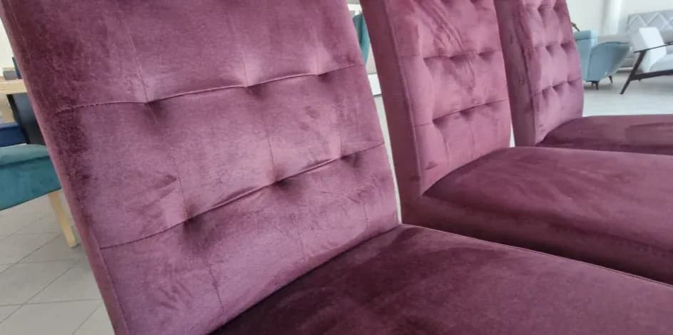 Jakie są teraz modne krzesła do salonu – trendy, które zachwycają