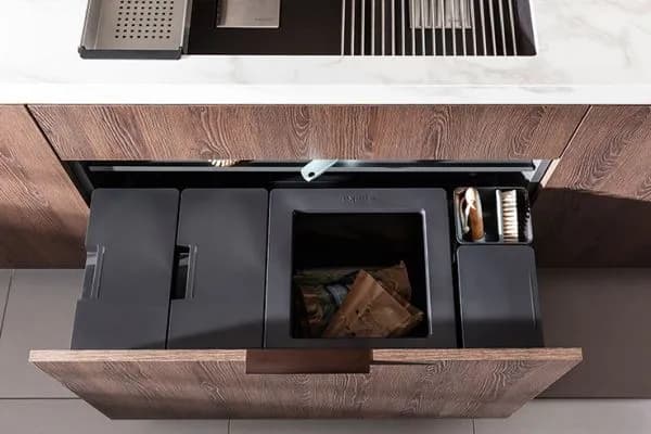 Jak zagospodarować szafkę pod zlewem i uniknąć bałaganu w kuchni