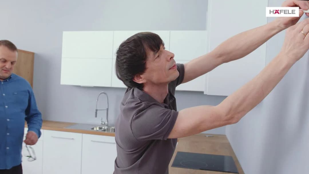 Jak zamontować zawieszki do szafek – uniknij najczęstszych błędów