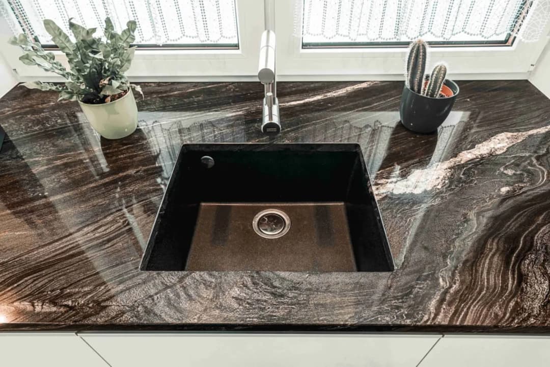 Jaki blat do ciemnych mebli kuchennych, aby uniknąć błędów w aranżacji?