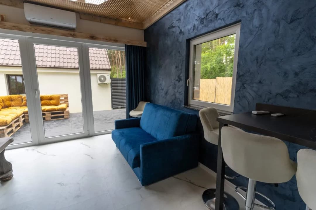 Jakie zasłony do granatowej kanapy? Odkryj idealne połączenia kolorów