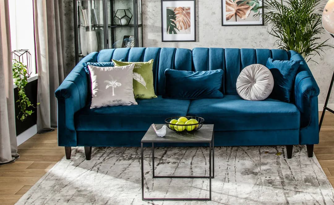 Jakie dodatki do granatowej kanapy, które zachwycą Twoje wnętrze?