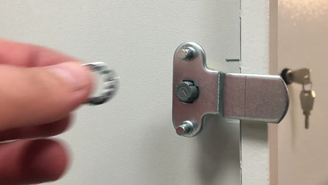 Jak otworzyć zamek w szafce bhp bez klucza i uniknąć uszkodzeń