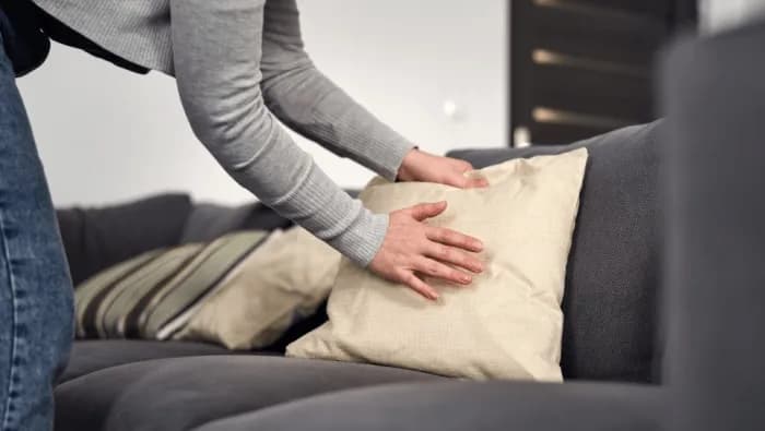 Czym prać tapicerkę kanapy, aby skutecznie usunąć plamy?