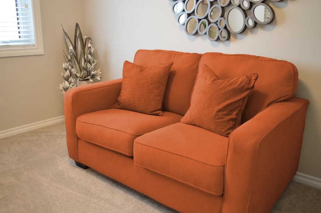 Jakie dodatki do ruda kanapy, aby stworzyć stylowe wnętrze?