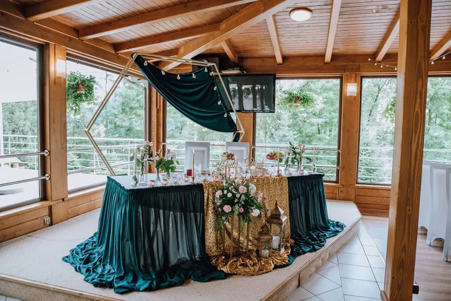 Stół państwa młodych kto siedzi – tradycyjne zasady usadzenia gości