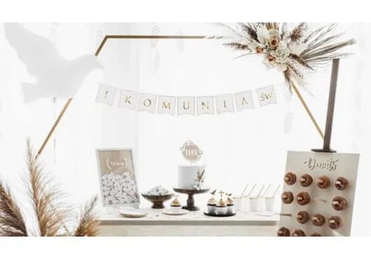 Jak udekorować stół na komunię w domu - eleganckie i proste pomysły