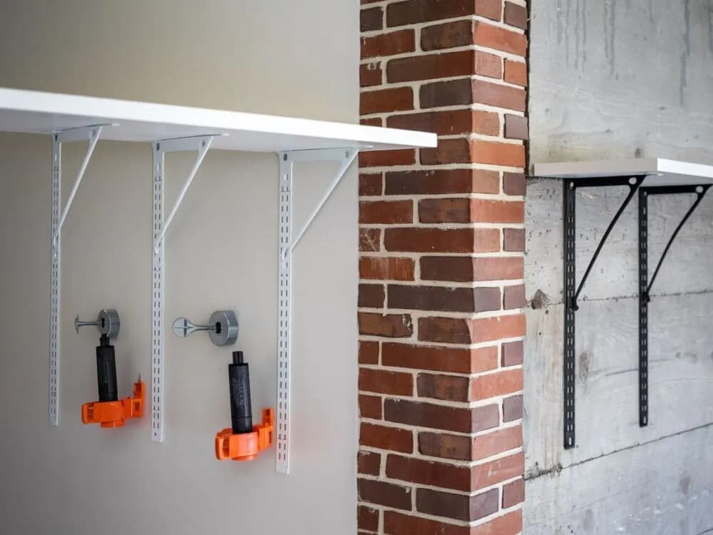 Jak przykręcić szafkę do ściany bez ryzyka uszkodzeń i wypadków