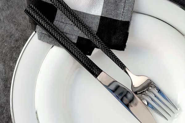 Jak rozłożyć sztućce na stole - uniknij najczęstszych błędów