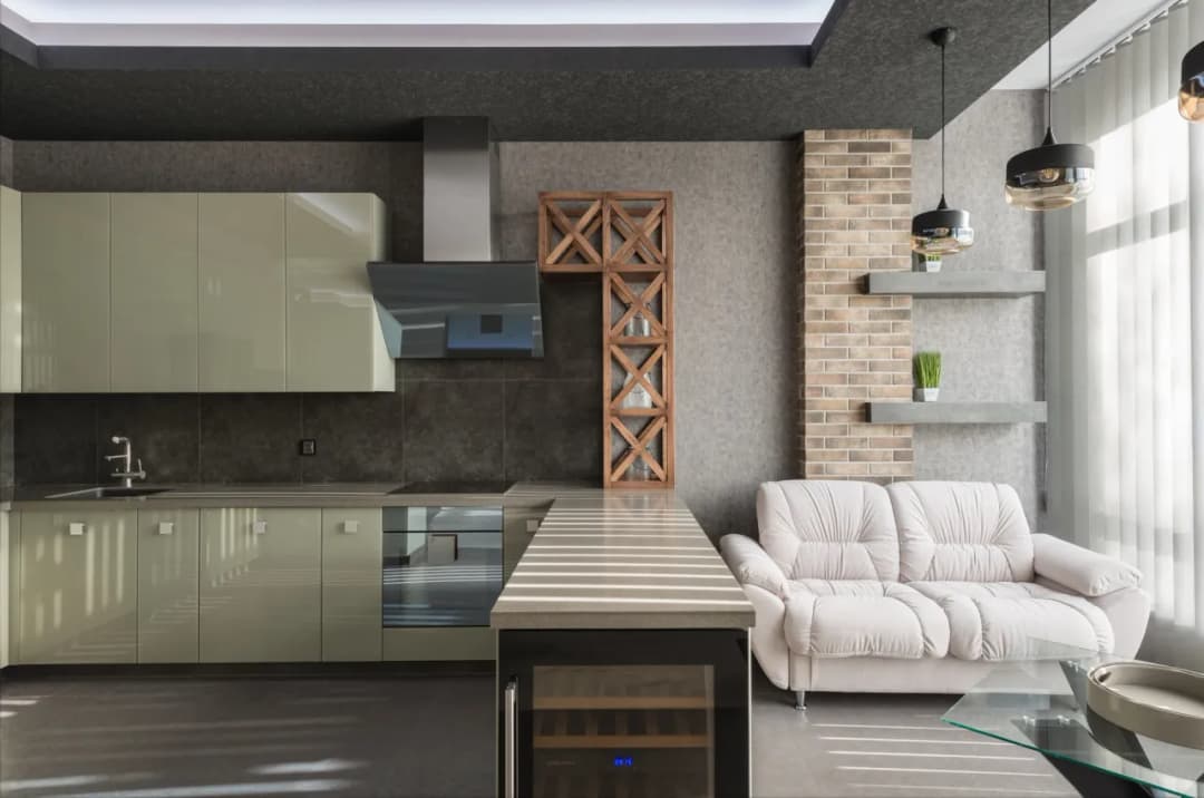 Jak wykorzystać przestrzeń między szafkami w kuchni dla lepszej funkcjonalności