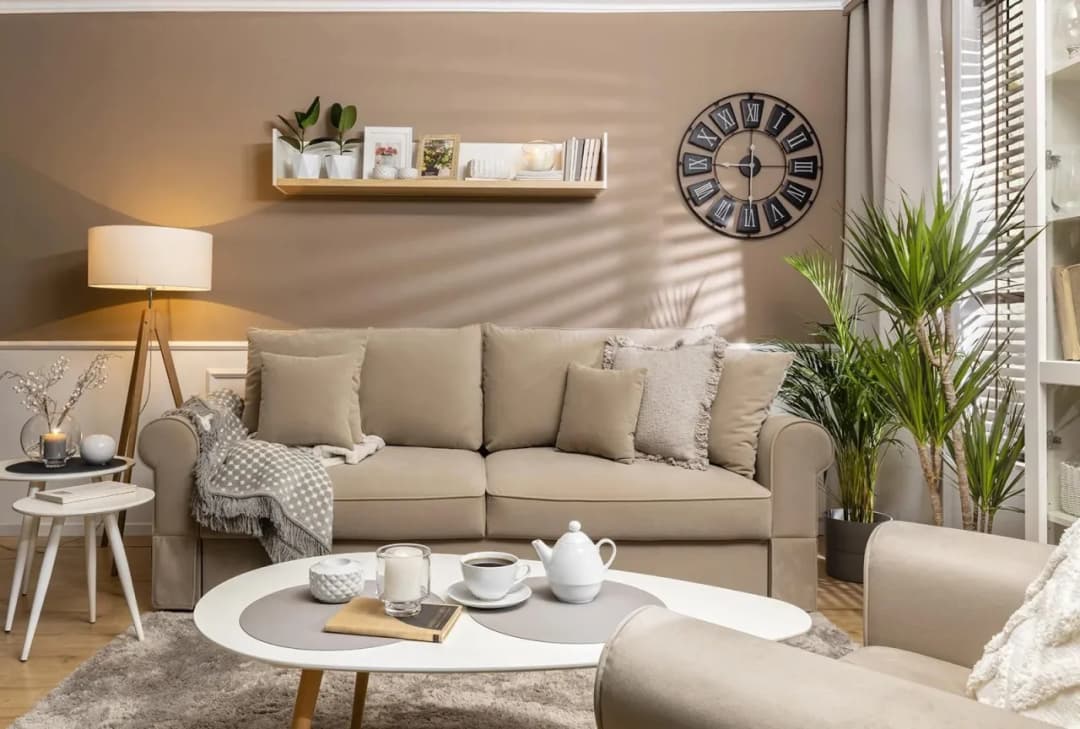 Beżowa kanapa jakie dodatki – stwórz przytulne wnętrze z klasą