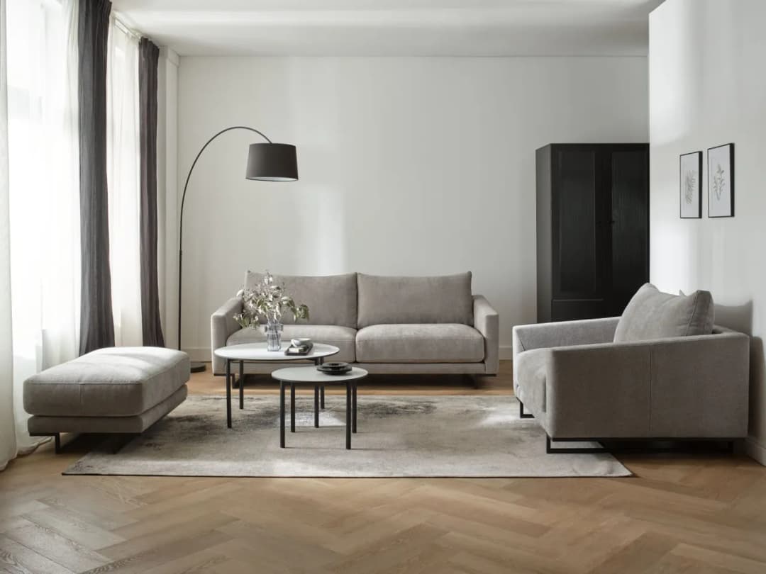 Jak ustawić dwie kanapy w salonie, aby uniknąć zagracenia przestrzeni